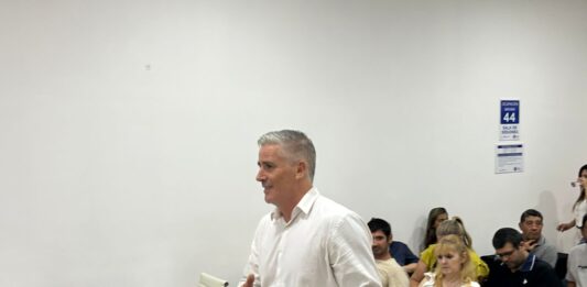 En Navarro, la oposición interpeló a Facundo Diz por la grave crisis sanitaria, pero el intendente terminó acorralado por el conflicto del IOMA, que tiene al pueblo en la incertidumbre. Hospital municipal, médicos “flojos de papeles” y un convenio polémico.