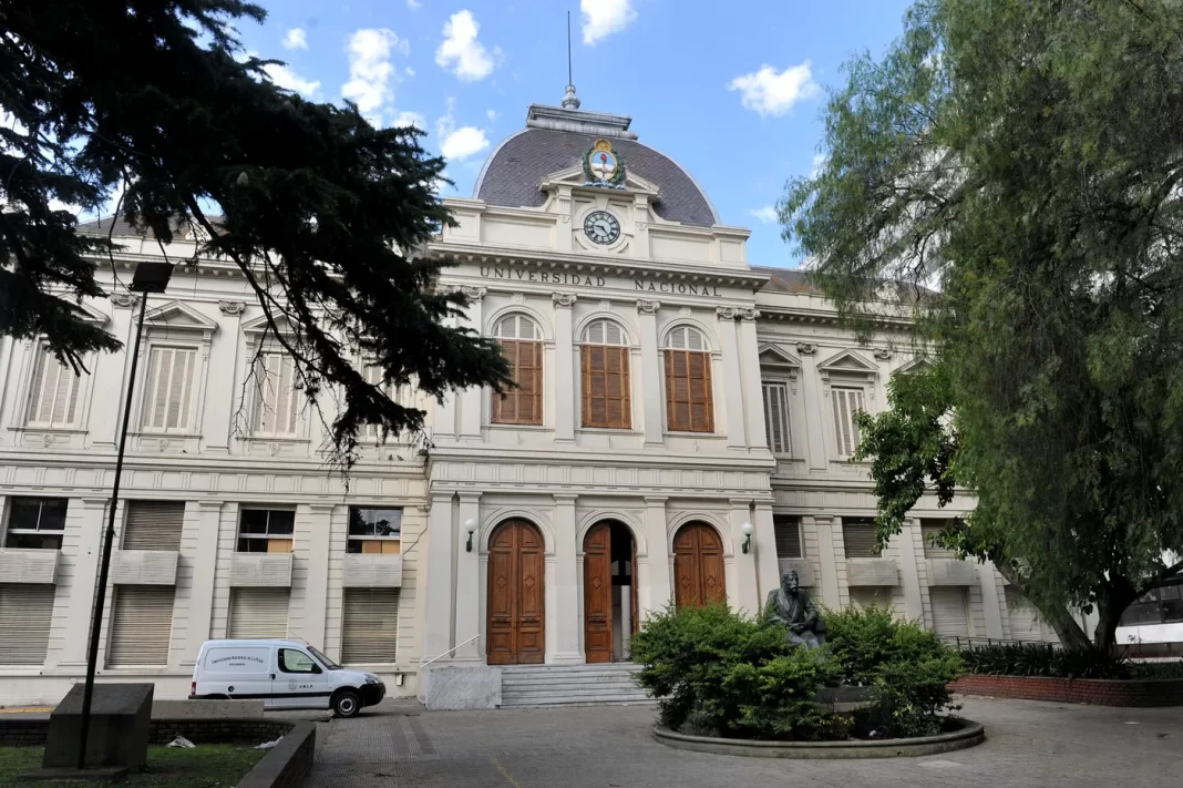 A menos de 24 horas del inicio de las elecciones de la UNLP, el movimiento libertario universitario se dividió y entró en conflicto.