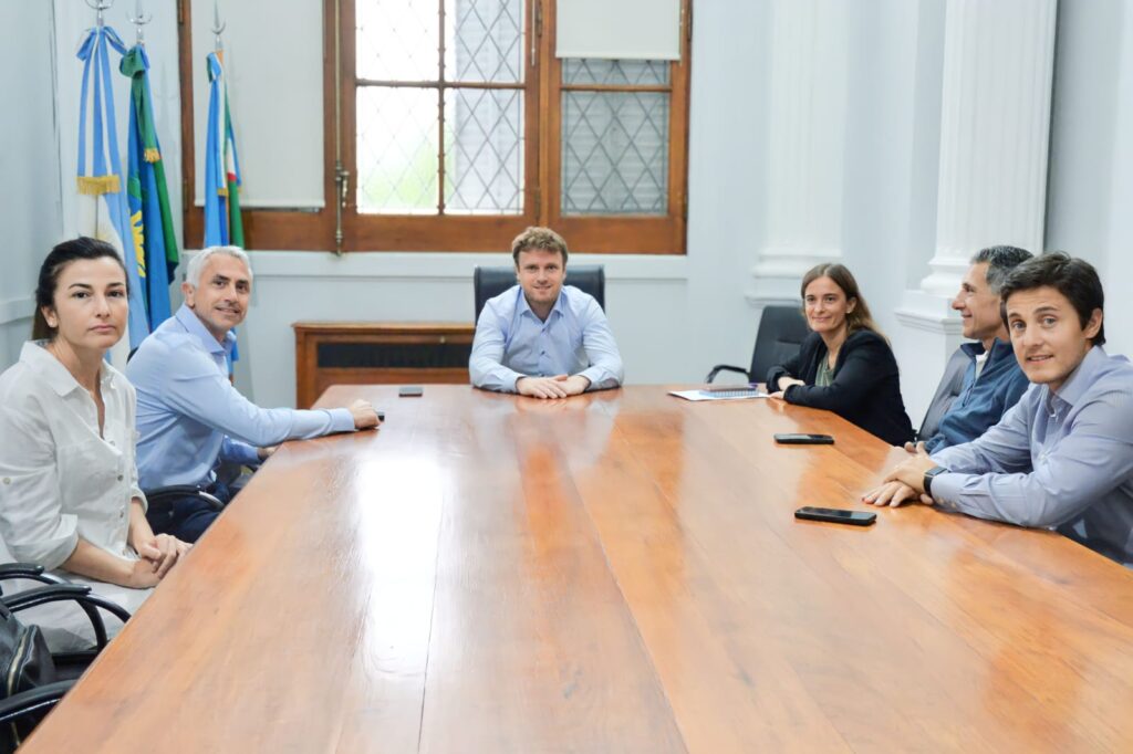 El actual intendente de Olavarría, Maximiliano Wesner junto al directorio de la cementera Loma Negra.