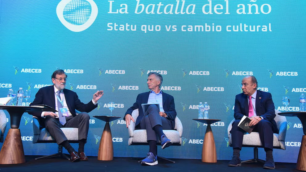 El presidente Mauricio Macri junto al ex presidente de España, Mariano Rajoy, y el ex presidente de México, Felipe Calderón en el Foro ABECEB.
