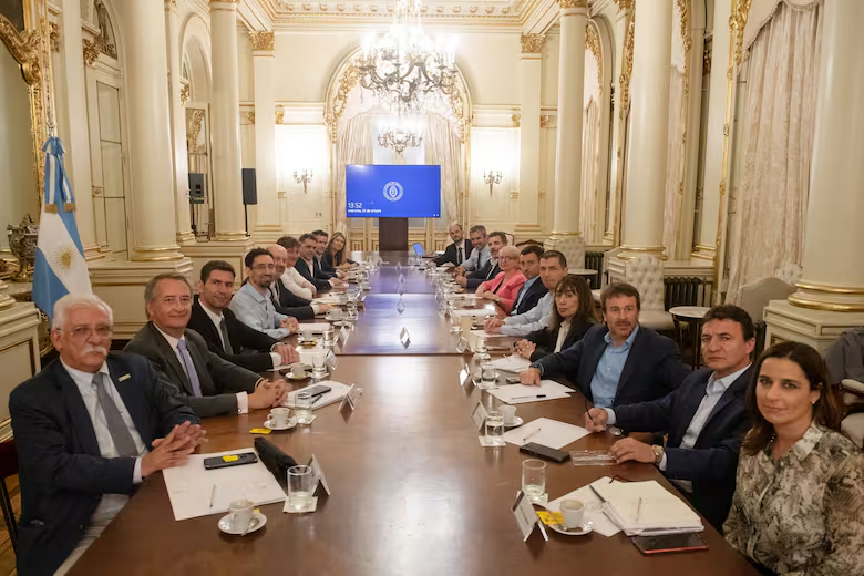 La foto que precipitó la fractura del bloque de la UCR en Diputados. Milei. 