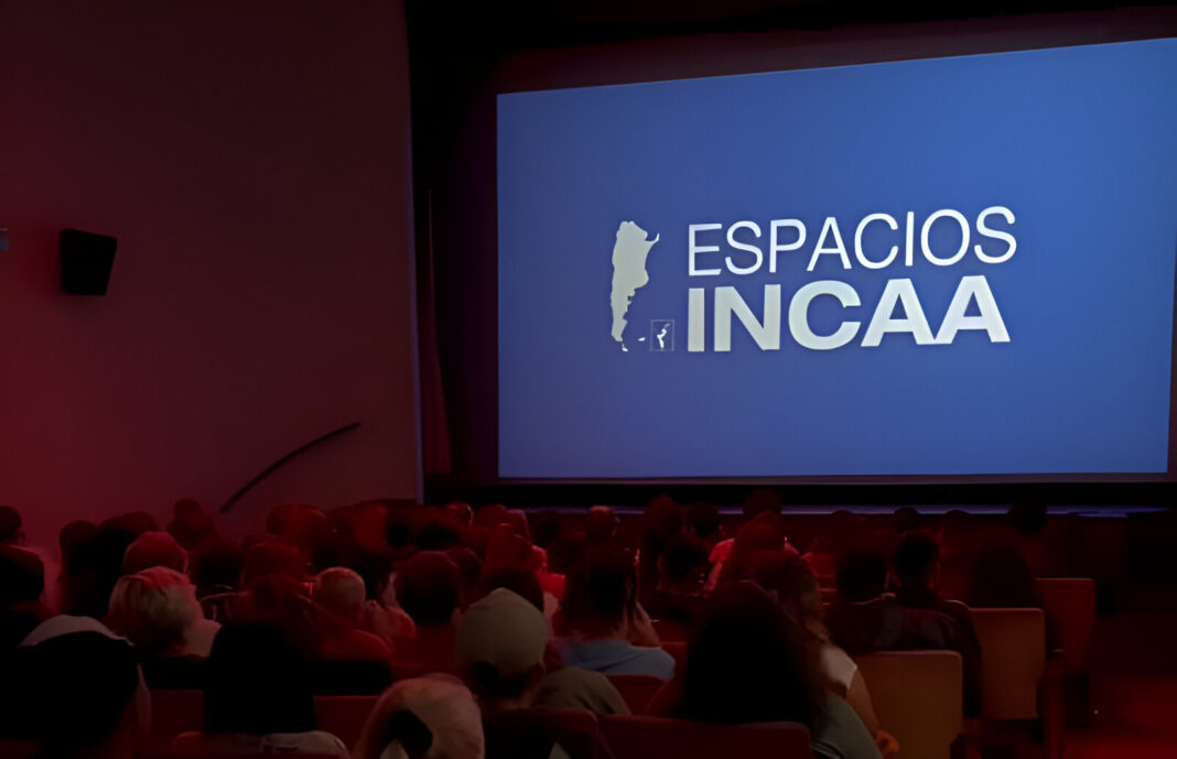 El Gobierno de Milei apuntó nuevamente contra el cine argentino con una resolución que condiciona los subsidios a los espectadores.