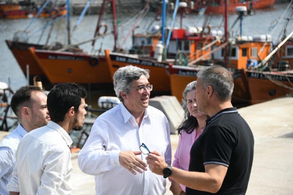 El ministro bonaerense, Javier Rodriguez encabeza el reclamo provincial por la falta de definiciones en torno a la cuota de la merluza hubbsi, producto "estrella" del sector pesquero en al región.