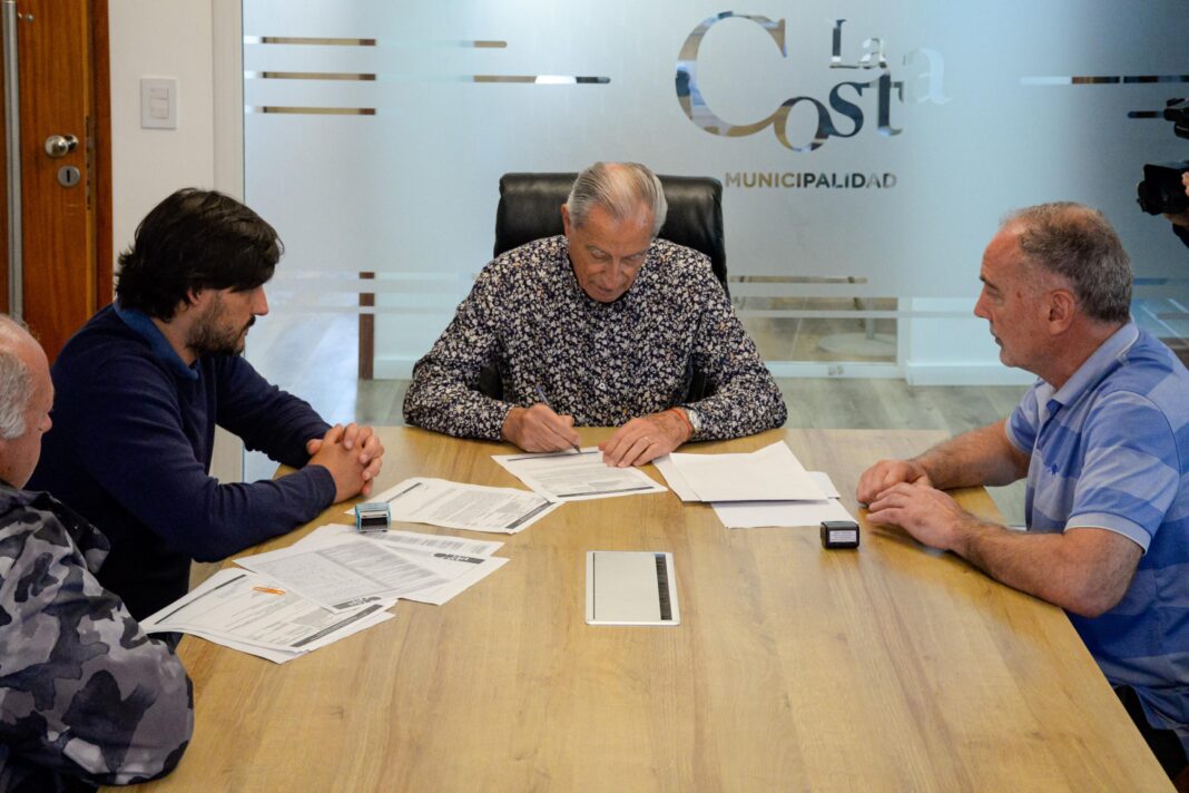 El intendente de La Costa, Juan de Jesús, firmó un convenio con el gobierno de Axel Kicillof para construir 29 viviendas en el distrito.