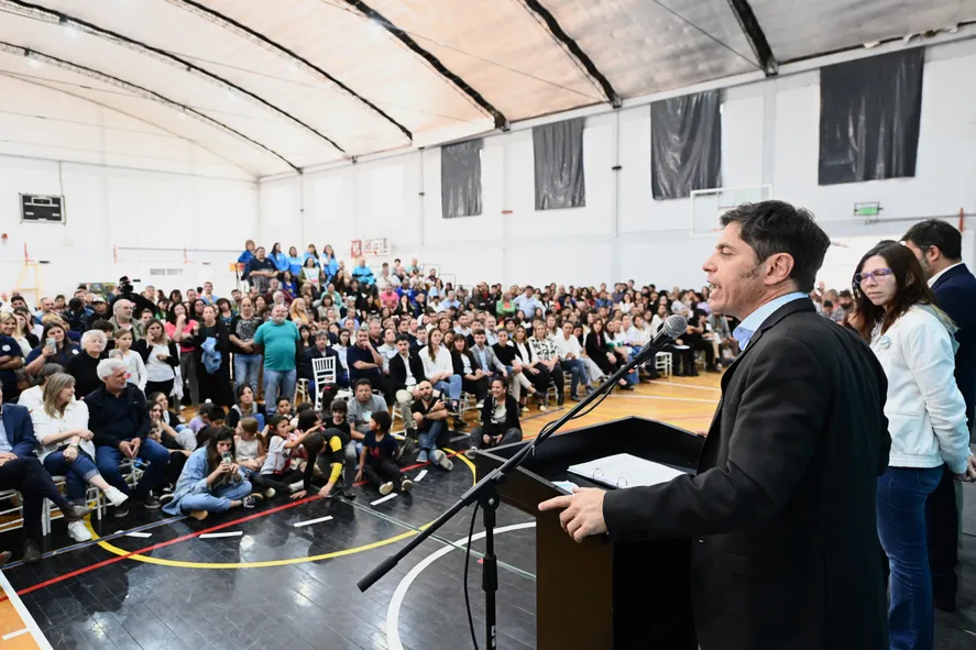 El gobernador Axel Kicillof inauguró obras en González Chávez.