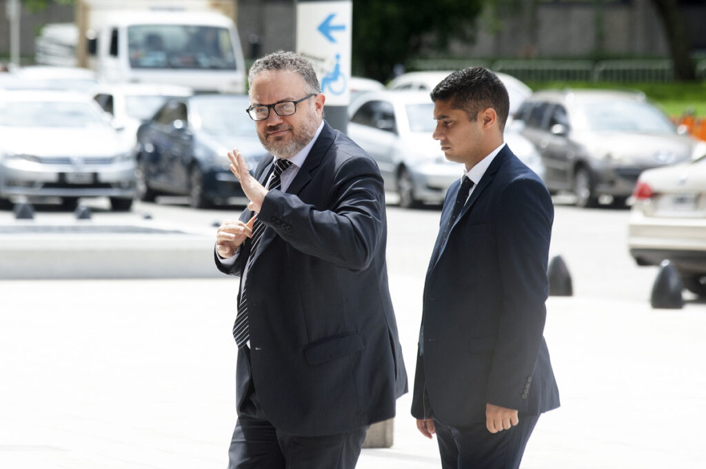 El fiscal Pollicita ordenó la inhibición de bienes, tanto de Sbarra como de su esposa Clarisa Camacci por el presunto lavado de dinero.