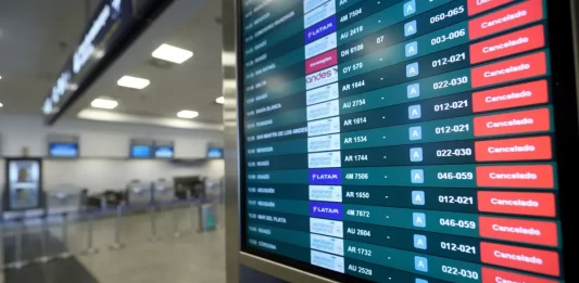 El Gobierno y los gremios salieron a defender sus posturas sobre el paro aeronáutico y tensaron la situación.