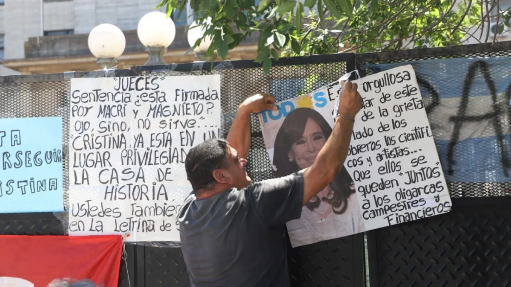 El entorno de Cristina Kirchner prepara una puesta en escena frente a Comodoro Py ante el inminente revés judicial a la ex presidenta en el fallo de Vialidad. 
