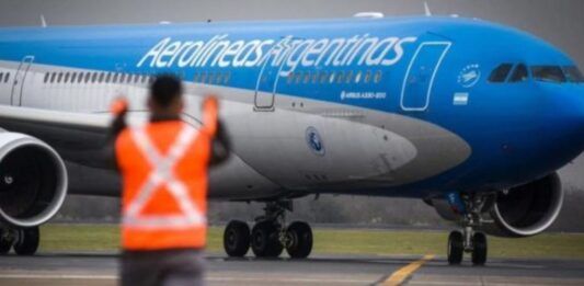 Representantes de Aerolíneas Argentinas se reunieron con los sindicatos que nuclean a los pilotos y aeronavegantes, que prometieron no efectuar más paros mientras duren las negociaciones.