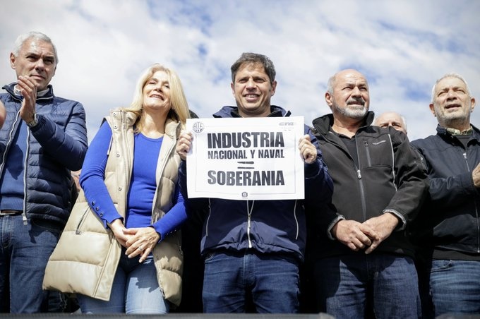 Kicillof junto a la vicegobernadora Magario, y los intendentes de la región Capital que saldrían beneficiados con la jurisprudencia del canal. 