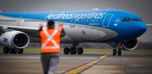 El Gobierno nacional y los gremios aeronáuticos se reunieron en medio del conflicto sindical que tiene en alerta a los trabajadores de Aerolíneas Argentinas.