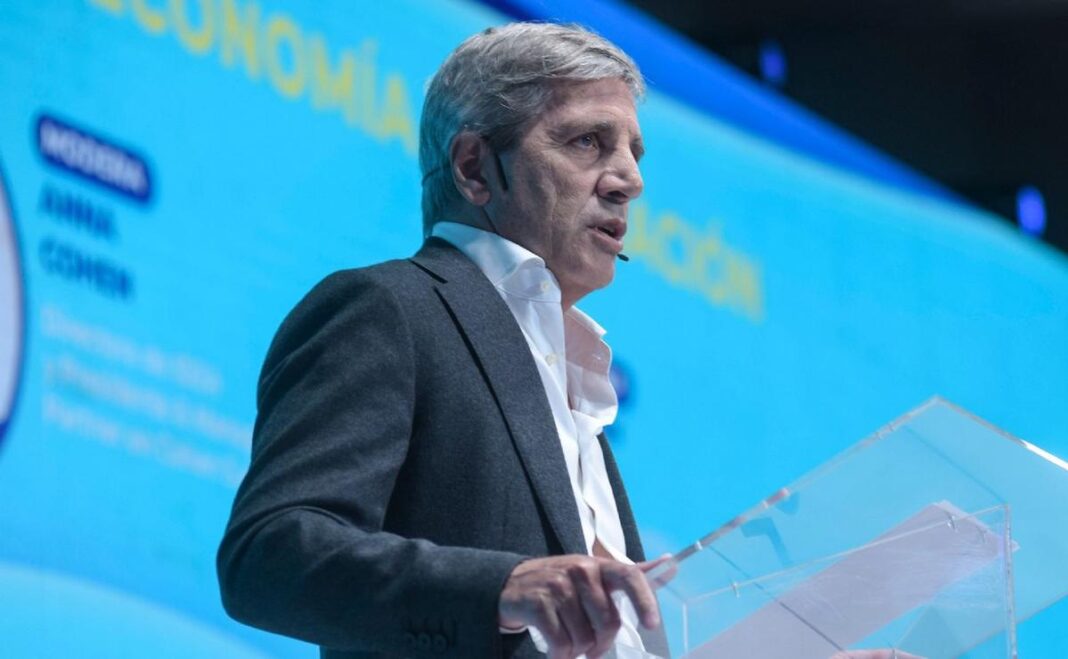 En un acto organizado por la fundación FIEL, el ministro de Economía, Luis Caputo, destacó la baja de la inflación y le puso fecha a la salida del cepo cambiario.