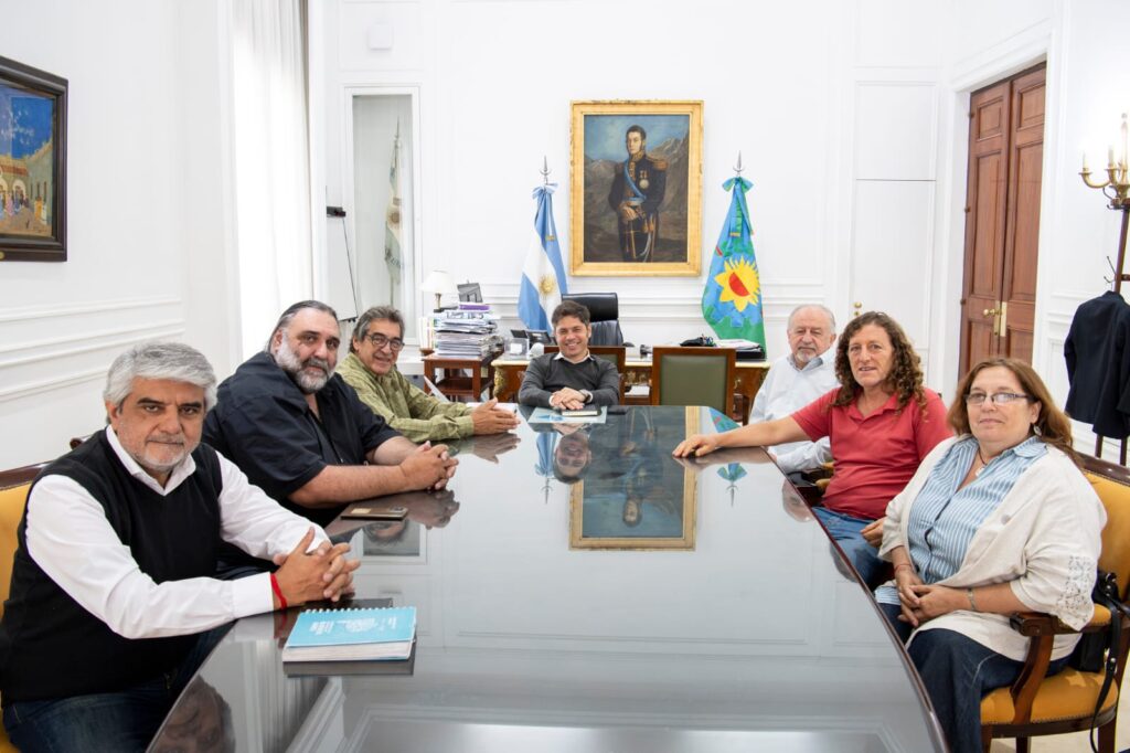 El Gobernador bonaerense recibió a gremialistas de las dos CTA.