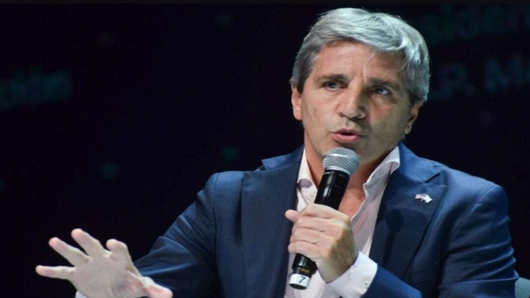 Luis Caputo cruzó a un productor rural en redes sociales y desató la furia de diez entidades del campo bonaerense.
