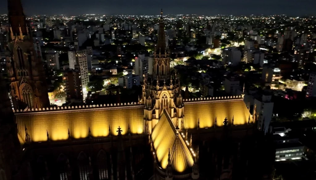 Los festejos en La Plata comenzarán este viernes con la nueva iluminación de la Catedral de la mano de Edelap. 