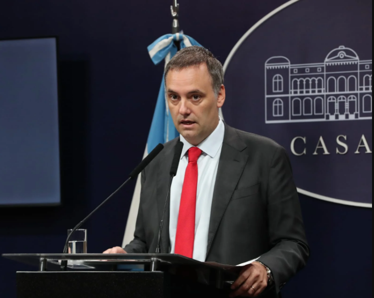 El senador nacional, Oscar Parrilli, agitó el fuego cruzado con La Libertad Avanza, y no descartó que Cristina Kirchner sea candidata.