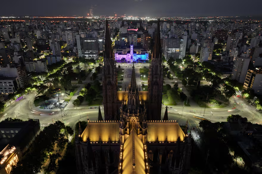 El gobernador bonaerense, Axel Kicillof, dirá presente en la inauguración del nuevo sistema de luces de la Catedral de La Plata.