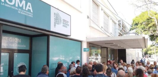 Al igual que en Navarro, vecinos autoconvocados de Mar del Plata se manifestaron en la puerta de la sede local del IOMA.