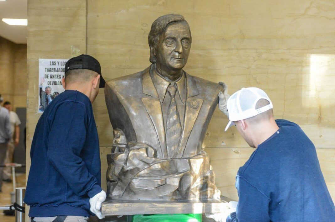 Por instrucción de la ministra de Capital Humano, Sandra Pettovello, retiraron el busto del ex presidente Néstor Kirchner del edificio de ANSES.
