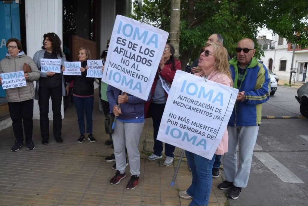 Los afiliados del IOMA en Olavarría también le hicieron saber su malestar a Kicillof. 