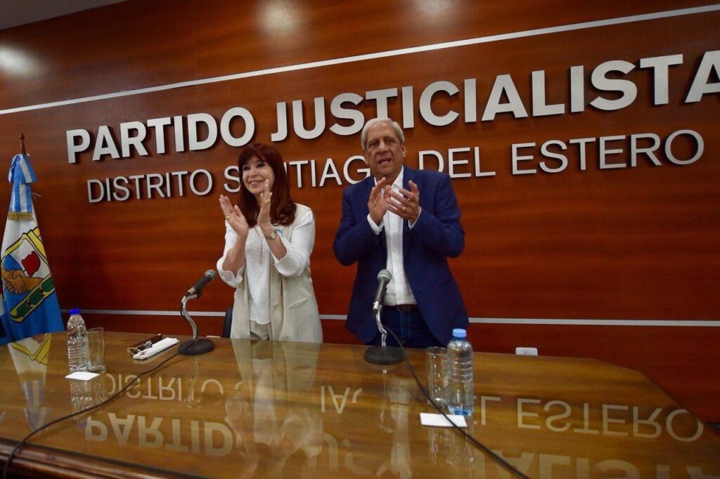 Cristina Kirchner asumió la titularidad del PJ en el Día del Militante en Santiago del Estero y lanzó duras críticas al actual Gobierno de Milei.