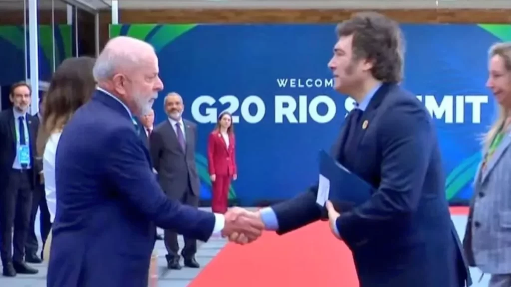 Javier Milei y Lula da Silva estrecharon manos por primera vez, en un tenso encuentro que duró apenas segundos.
