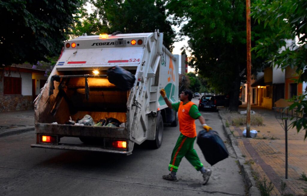 Moyano aportó un dato central que refleja la caída del consumo: "Los camiones que antes recolectaban 12 mil kilos de basura, ahora levantan solo 5 mil".