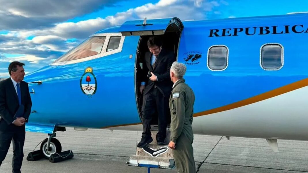Javier Milei eliminó la obligatoriedad de contratar vuelos exclusivamente con Aerolíneas Argentinas para el traslado de funcionarios públicos.