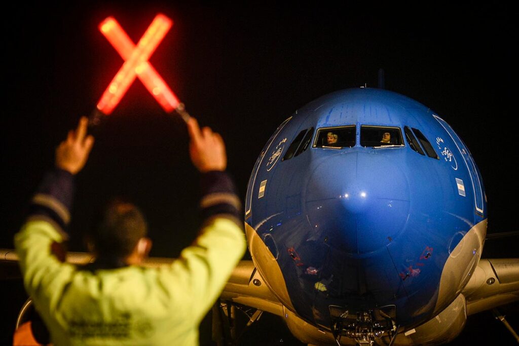 Javier Milei eliminó la obligatoriedad de contratar vuelos exclusivamente con Aerolíneas Argentinas para el traslado de funcionarios públicos.
