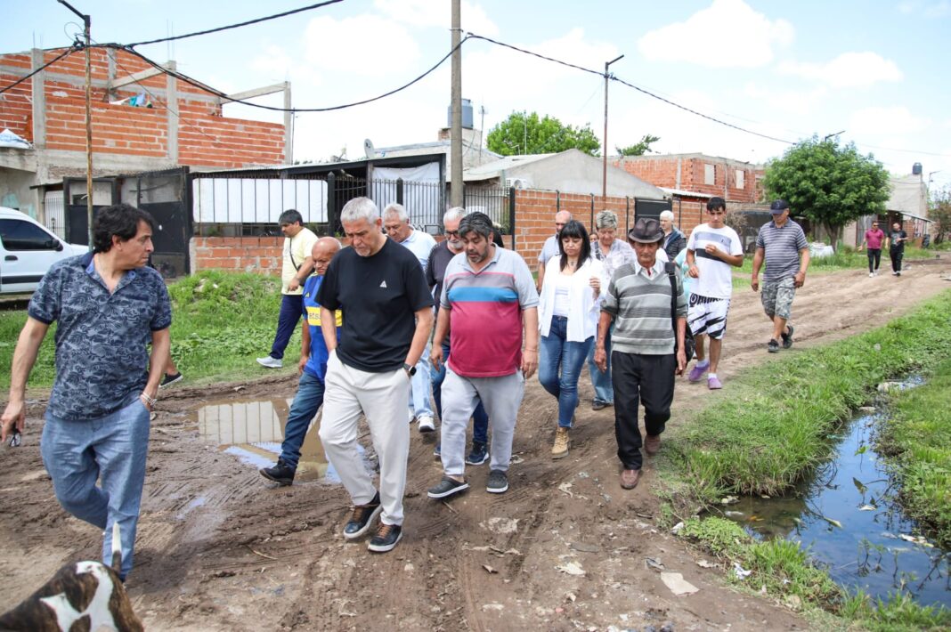 Jorge Ferraresi visitó barrios populares de Quilmes y reaviva el fuego cruzado con su par comunal, Mayra Mendoza.