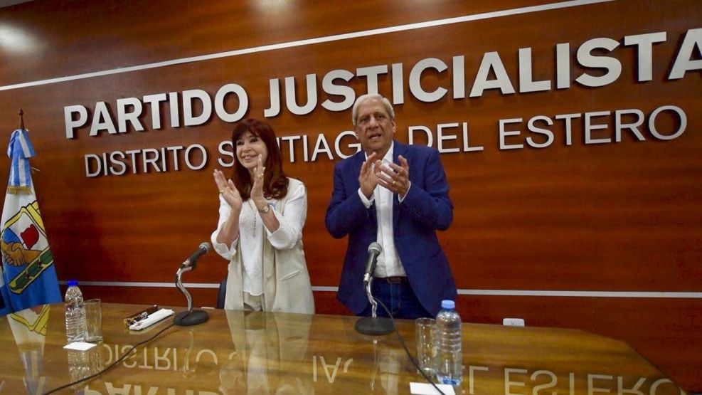 Con el apoyo de Zamora, Cristina Kirchner hizo su primera aparición como titular del PJ en Santiago del Estero. 