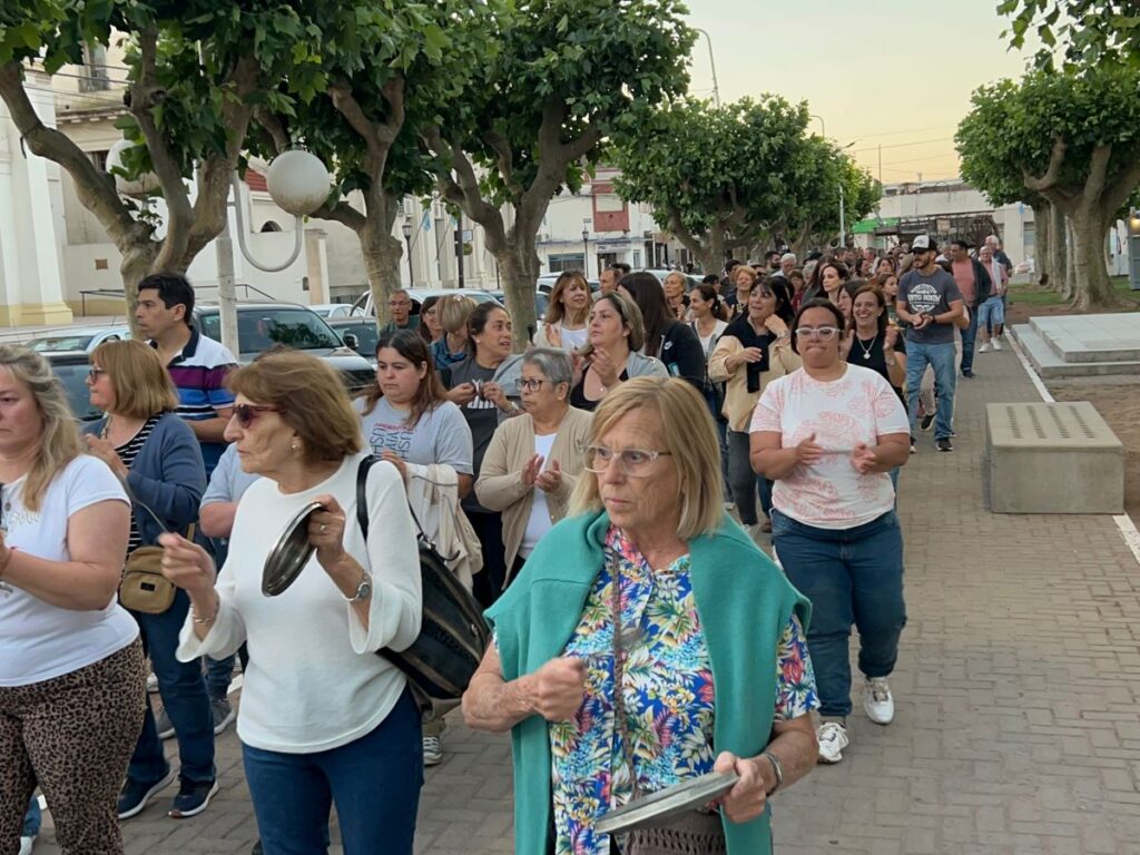 Pacientes, afiliados, médicos y profesionales de salud realizaron en Navarro un cacerolazo contra el convenio del IOMA con el Municipio. La atención en localidades vecina sigue cortada.