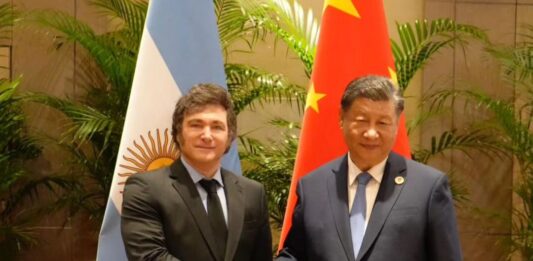 El gobierno nacional, a cargo de Javier Milei, renovó este jueves un tramo de USD 5 millones por otros 12 meses del swap chino. Repasa todos los detalles.