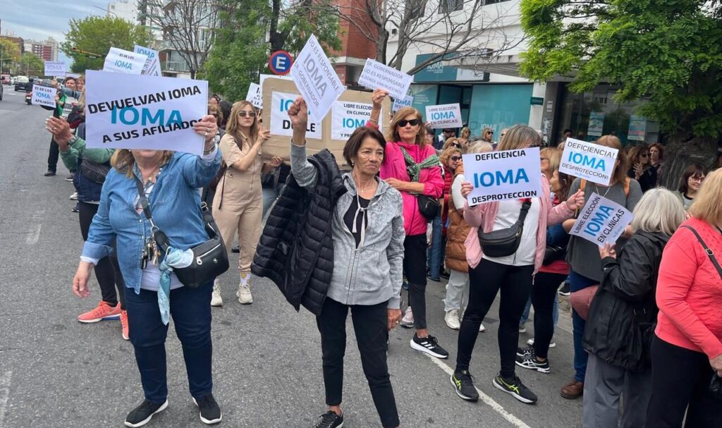 Mar del Plata. Afiliados del IOMA marcharon contra el gobernador Axel Kicillof. 