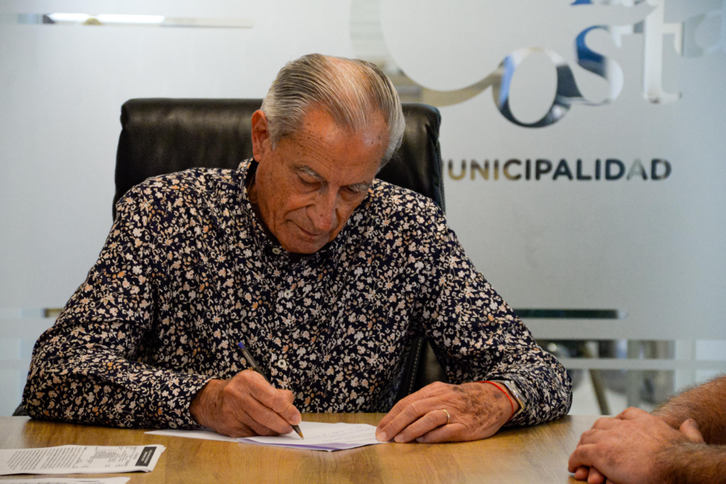 El intendente de La Costa, Juan de Jesús, firmó un convenio con la Provincia para construir 29 viviendas.
