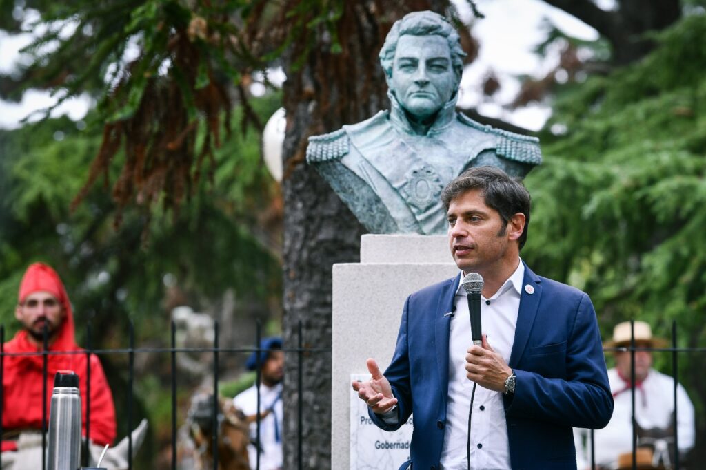 El gobernador bonaerense, Axel Kicillof, encabezó este miércoles el acto por el Día de la Soberanía nacional, en San Pedro, donde cruzó al presidente Javier Milei.