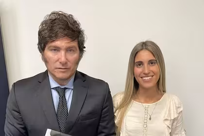 La ahora diputada bonaerense libertaria, Geraldine Calvella, junto con el presidente de la Nación, Javier Milei.