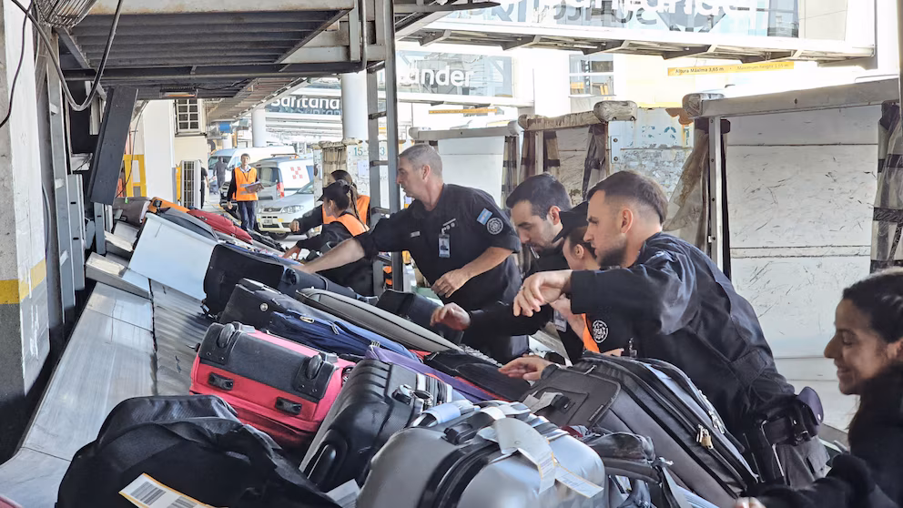 El Gobierno de Milei autorizó a la Policía de Seguridad Aeroportuaria a realizar el servicio de rampas cuando los trabajadores adopten medidas de fuerza.