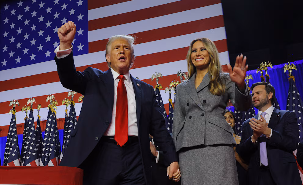 El presidente electo salió a saludar junto a su esposa, Melania, con quien se mudará a la Casa Blanca el próximo 20 de enero.