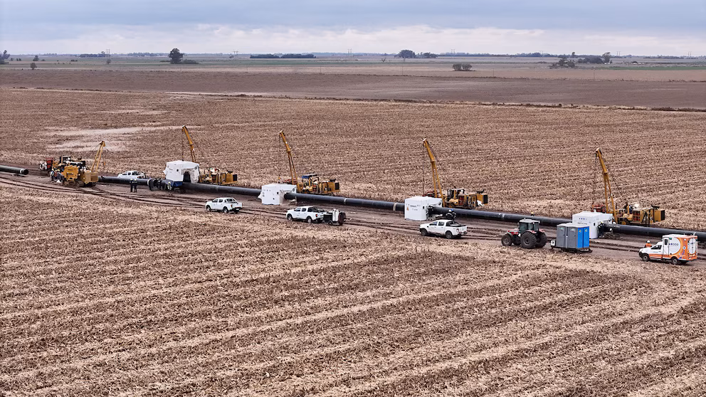 El ministro de Economía, Luis Caputo, participó este lunes de la inauguración del Gasoducto Norte que transportará el gas natural de Vaca Muerta a siete provincias del norte argentino.
