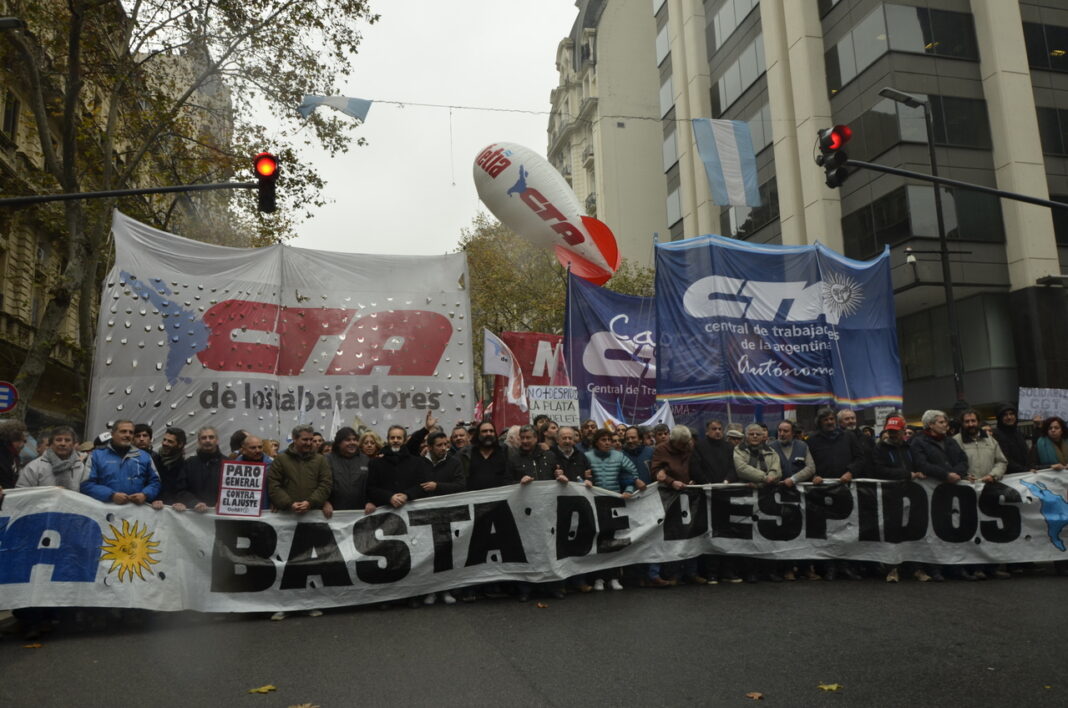 Las dos CTA tejen lazos con intendentes del Conurbano bonaerense y preparan una mega movilización para diciembre.