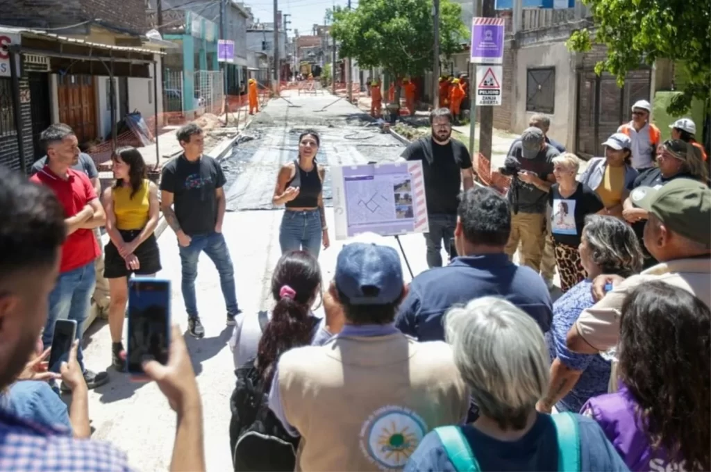 Mayra Mendoza recorrió las obras en Villa Itatí y no eludió las tensiones que mantiene con Kicillof.