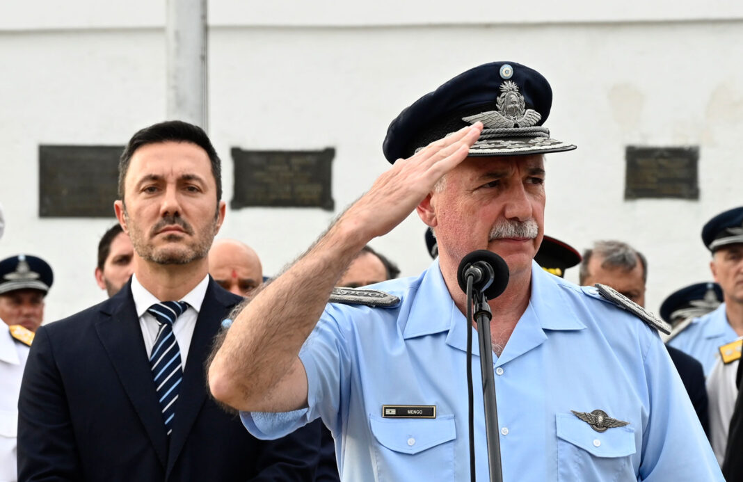 El ministro de Defensa de la Nación, Luis Petri, desplazó al jefe de la Fuerza Aérea, Fernando Mengo, por irregularidades en el cumplimiento de su cargo.
