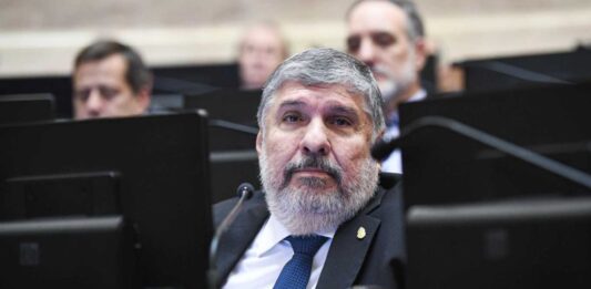 El jefe de los senadores de Unión por la Patria (UxP), José Mayans, se refirió este sábado a la interna libertaria, entre los Milei y Villarruel.