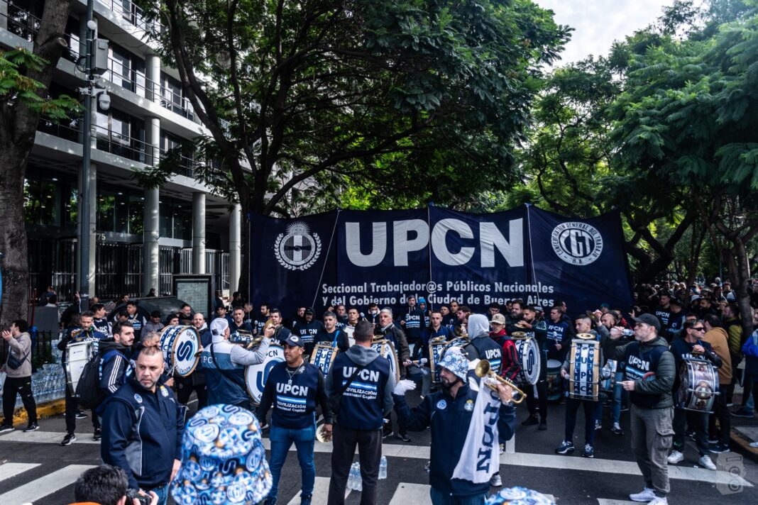 Un sector de los trabajadores estatales aceptó el aumento salarial del Ejecutivo nacional, a cargo de Javier Milei, mientras que ATE lo rechazó.
