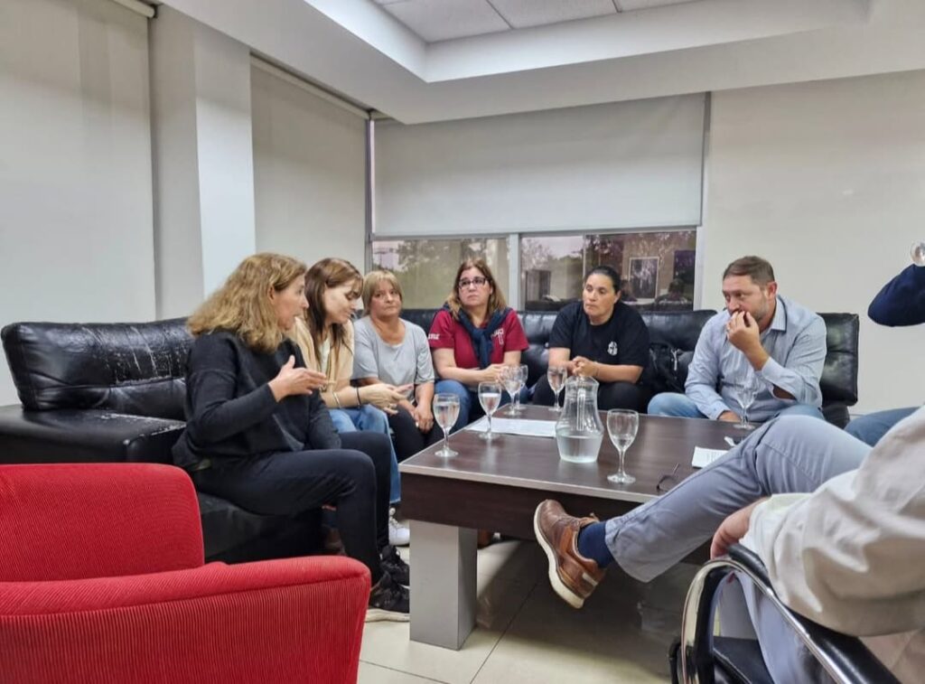 El intendente de Lincoln, Salvador Serenal, recibió a los afiliados del IOMA para escuchar de primera mano la problemática. 