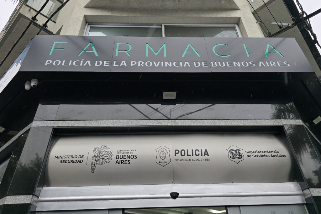 El gobernador bonaerense Axel Kicillof inauguró la primera farmacia para el personal policial. 
