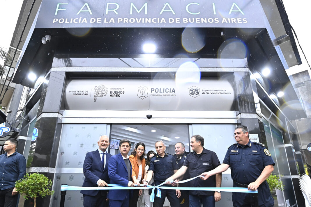 En un contexto donde los medicamentos aumentaron desproporcionadamente, el gobernador Axel Kicillof inauguró la primera farmacia para el personal policial.