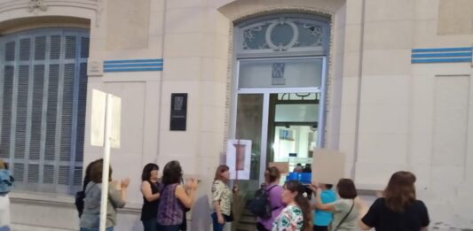 Vecinos de Olavarría que son afiliados del IOMA volvieron a manifestarse en contra de la política sanitaria de Homero Giles.