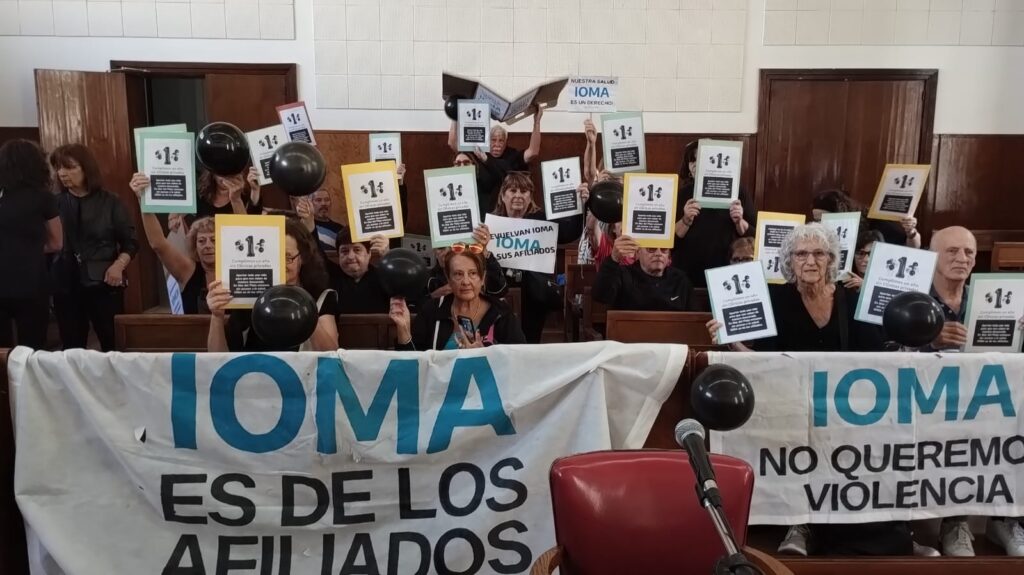 Afiliados del IOMA de Mar del Plata se manifestaron en el Concejo Deliberante y en la sede local de la obra social provincial con un cacerolazo masivo.